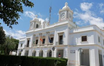 Vista del Ayuntamiento de Barbate en una imagen de archivo