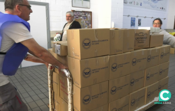 Voluntarios del Banco de Alimentos de Cádiz en la recogida organizado por el Ayuntamiento.