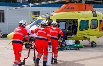 Evacuación de un paciente en un helicóptero del 061, en una imagen de archivo