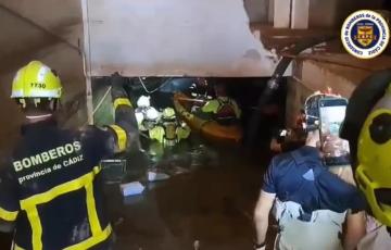 Bomberos del Consorcio Provincial actuando en un párking subterráneo de la localidad de Benetússer. 