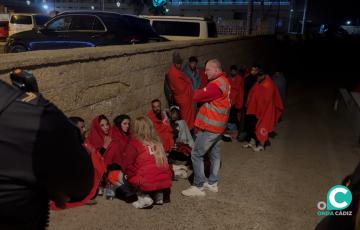 Cruz Roja atendiendo a los inmigrantes que llegaron este lunes a Cortadura. 