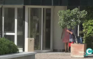 Turistas a la entrada de un hotel en la ciudad. 