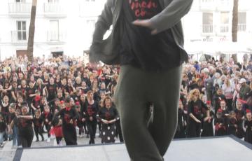 Imagen del bailaor Jesús Fernández interpretando la coreografía en la Plaza de la Catedral