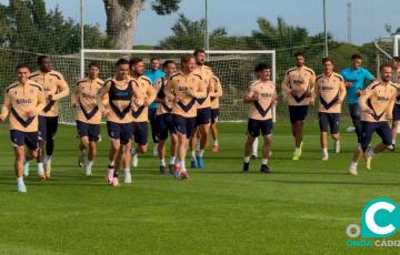 Activación de los jugadores durante la sesión desarrollada en el campo 4 de la Ciudad Deportiva Bahía de Cádiz 