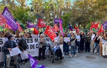 Un momento de la concentración a las puertas del Palacio Provincial en la plaza de España