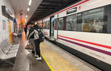 Viajeros junto a un tren en la estación Málaga María Zambrano