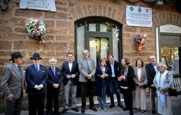 Cádiz celebra el nacimiento de Manuel de Falla ante su casa natal en la plaza de Mina