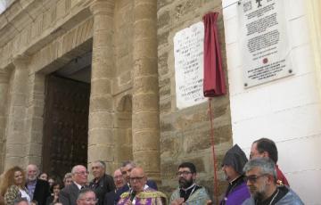 En la fachada de la capilla de la cofradía se ha descubierto una placa conmemorativa