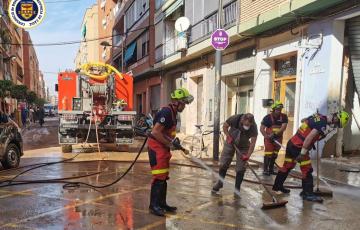 Efectivos de bomberos actuando en tareas de limpieza en las zonas más afectadas en Valencia. 