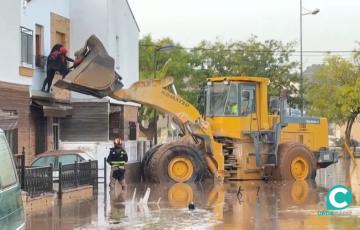 Bomberos actuando en una de las zonas afectadas por el temporal en Valencia. 