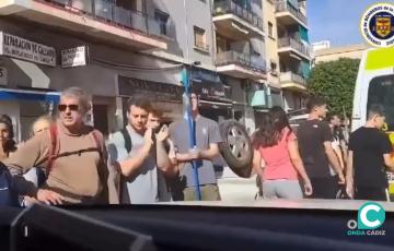 Vecinos de Alfafar recibiendo a los bomberos de Cádiz con aplausos.