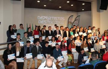 Todos los protagonistas posan al final del acto celebrado en El Madrugador