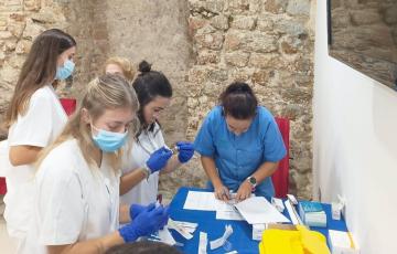 Sanitarias preparan la vacunación en un centro de mayores en Cádiz.