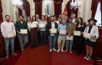 Todos los agraciados junto con autoridades presentes en el acto