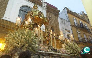 La Palma procesionando por el barrio de la Viña este 1 de noviembre. 