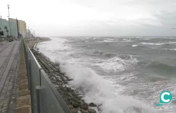 Activado el aviso amarillo por oleaje desde las 12 horas en el litoral gaditano. 