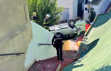 Vehículo accidentado tras caer por un terraplén de seis metros en Jerez de la Frontera.