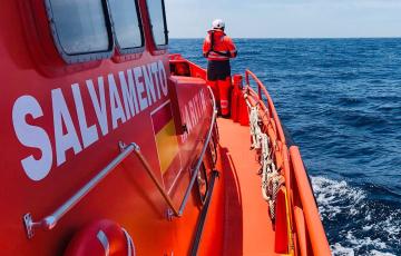 Una embarcación de Salvamento Marítimo de patrulla en aguas gaditanas en una imagen de archivo