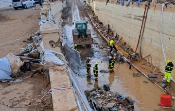 Bomberos trabajando en el túnel de la avenida Alfafar.