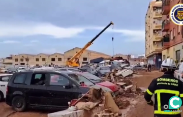 Un efectivo de bomberos en uno de los pueblos afectados por la catástrofe