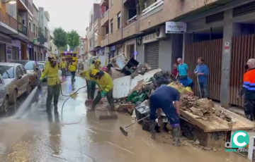 El Infoca tiene en Valencia y Albacete un total de 30 autobombas llegadas desde distintos puntos de Andalucía. 