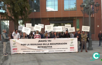 Un momento de la protesta en la delegación del Gobierno de la capital gaditana