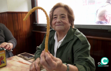 Una cliente muestra sus afamados churros