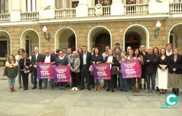 Una imagen del respetuoso acto ante el edificio del Ayuntamiento