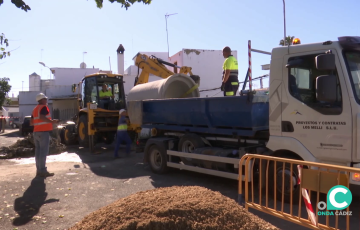 Actuaciones en una de las zona afectadas en la barriada San Enrique de Jerez.