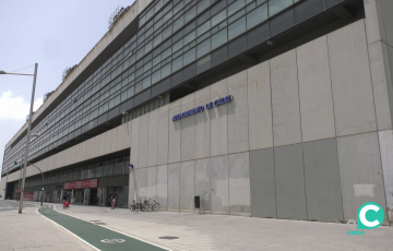 Imagen del estadio por la avenida Sanidad Pública