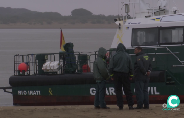 Agentes en la desembocadura del Guadalquivir lugar de los hechos