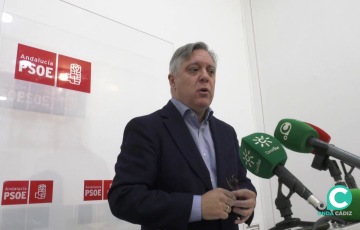 El portavoz del PSOE en el Ayuntamiento de Cádiz, Óscar Torres, durante la rueda de prensa