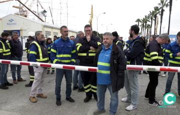 Un momento de la concentración a las puertas de la factoría gaditana.