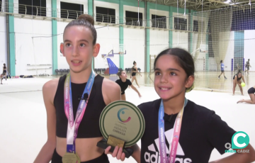 Aroa Ortiz y Lola Vila con el trofeo obtenido en la cita hispalense