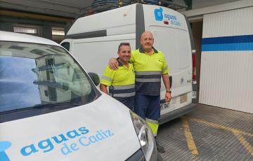 Los dos voluntarios de la empresa municipal antes de su salida hacia tierras valencias afectadas por la catastrofe natural