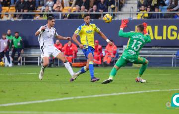 Chris Ramos en una acción del choque (Foto: Cádiz CF)