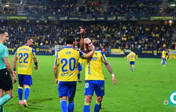 Brian Ocampo celebra el tanto con la grada (Foto: Cádiz CF)