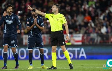 El colegiado Cid Camacho señala el penalti ante la incredulidad de los jugadores cadistas (Foto: La Liga)