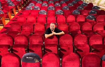 El dramaturgo gaditano, José Warletta, en el interior de un teatro.