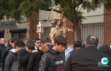 La imagen de María Auxiliadora visitó este martes el hospital Puerta del Mar.