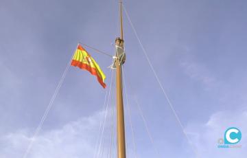 La bandera española izada durante el acto de inauguración 