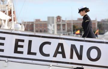 La heredera al trono embarcando en el buque escuela 'Juan Sebastián Elcano' en el Puerto de Cádiz