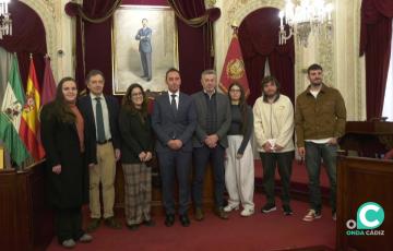 Autoridades y alumnos en el Salón de Plenos