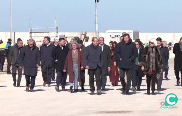 Autoridades en un momento del recorrido para comprobar la marcha de los trabajos