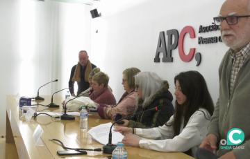 Trabajadoras de ayuda a domicilio de Cádiz exponen sus casos en la sede de la APC. 