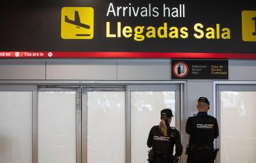  Dos agentes de la Policía Nacional en la terminal de Barajas en capital española