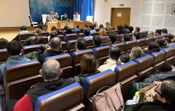 Acto de bienvenida al alumnado con la presencia de autoridades y docentes