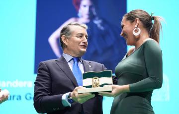 La artista Laura Gallego recoge su premios durante la cita