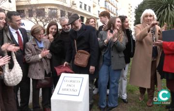 Acto de inauguración del monolito que da nombre a la artista Paca Briceño en Paseo de Canalejas. 