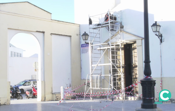 Operarios sobre la portada del antiguo templo de Capuchinos en la mañana de este martes